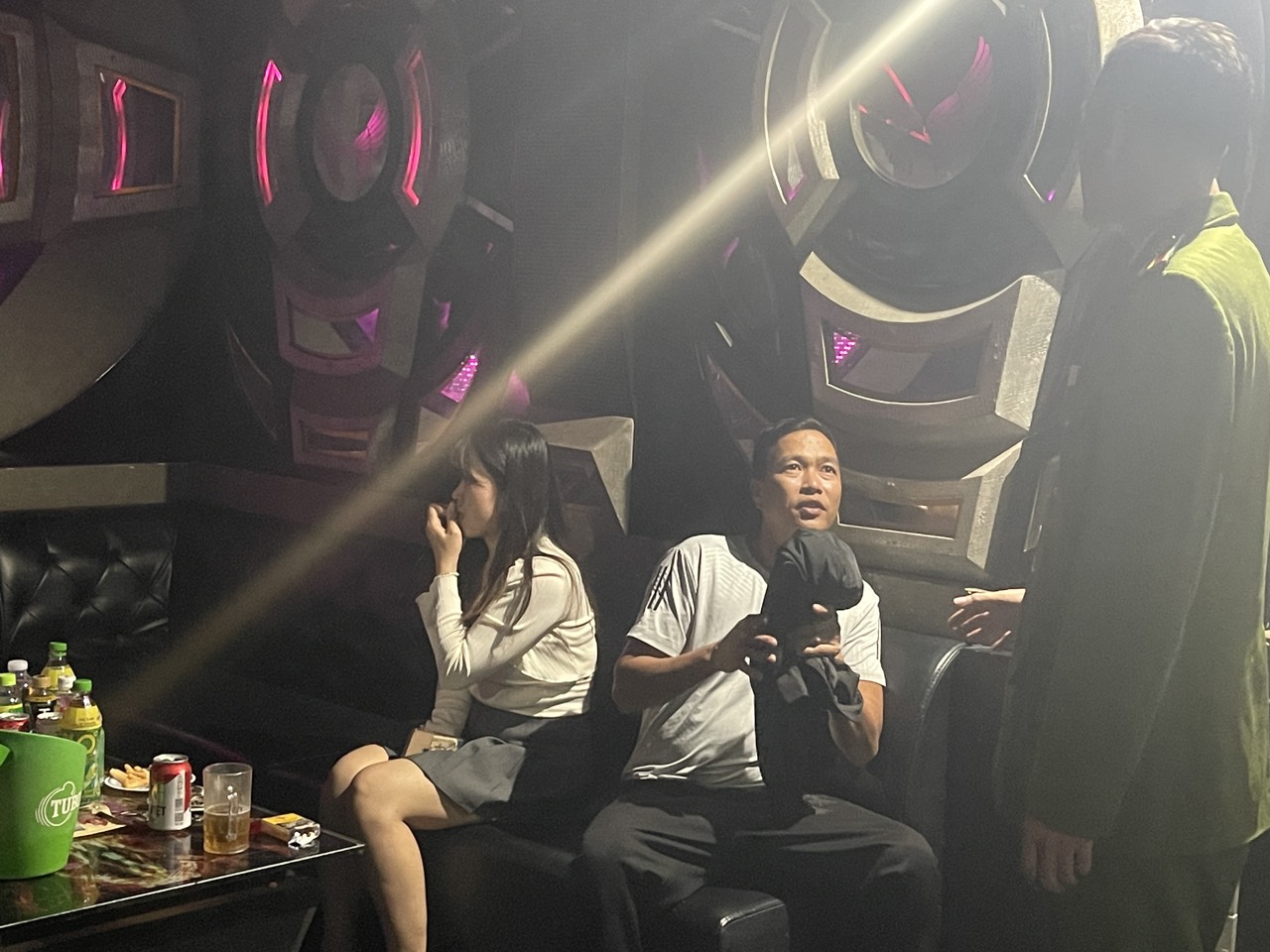 Phát hiện khách hát dương tính với ma túy tại quán karaoke Phượng Hồng, xã Đại Hợp (Kiến Thụy)